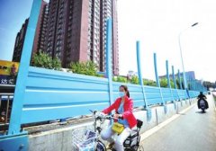 济南纬六路斜拉桥隔音屏开始安装 解决噪音侵扰