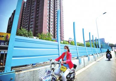 纬六路斜拉桥隔音屏开始安装